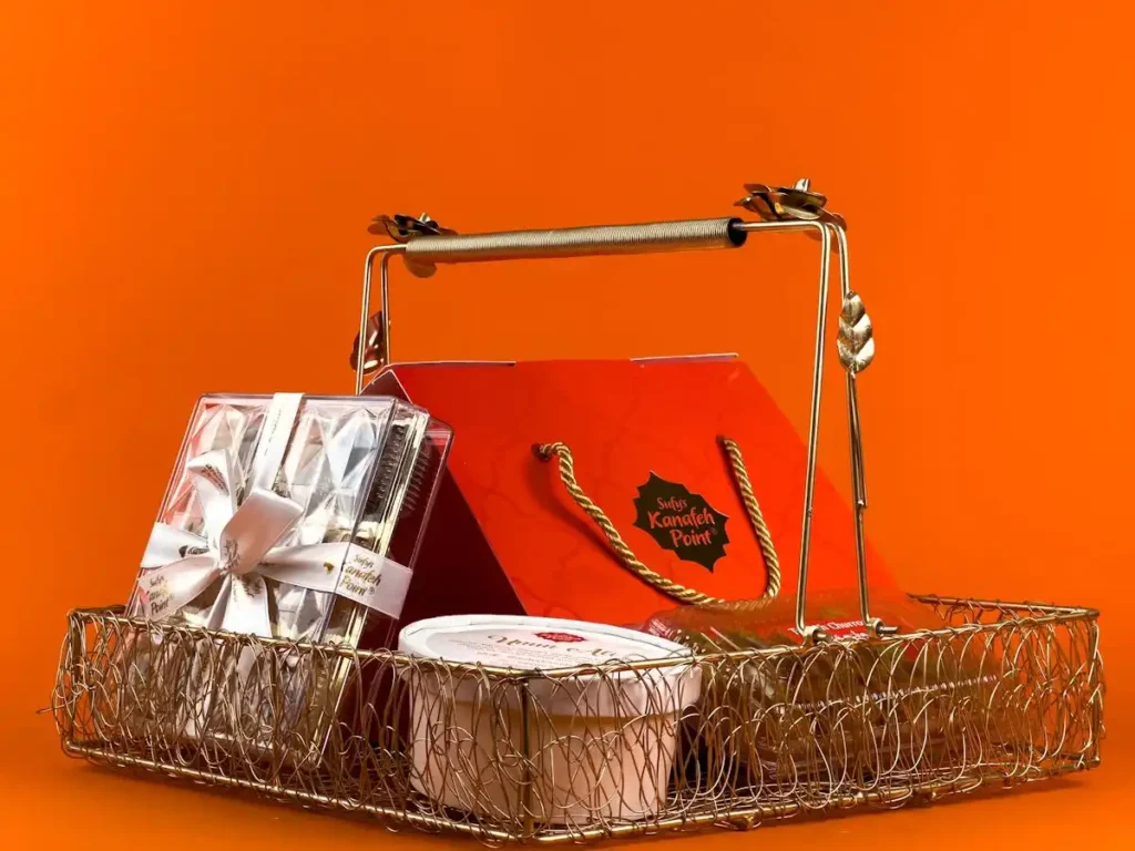 Keranjang belanja mini berisi produk di samping tanda promo diskon